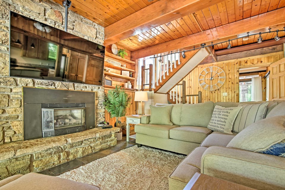 Walk to Tuttle Creek Lake: Secluded Scenic Retreat House in Kansas