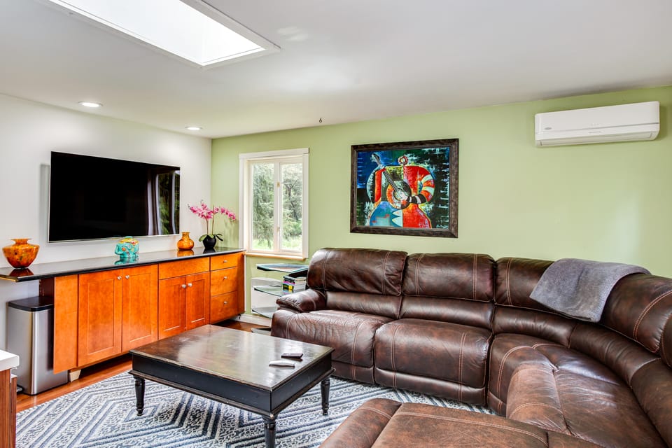 Charming Unit w/ Deck ~ 3 Mi to Lake Washington! House in Renton