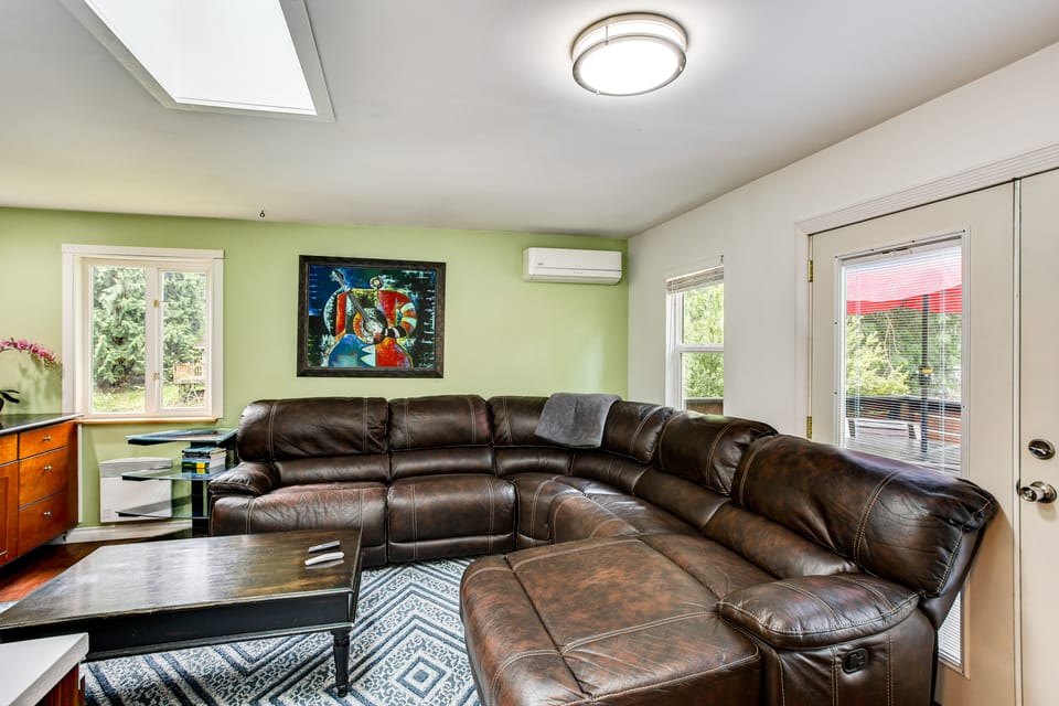 Charming Unit w/ Deck ~ 3 Mi to Lake Washington! House in Renton