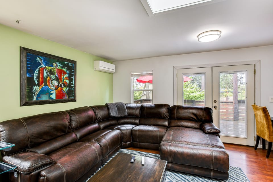 Charming Unit w/ Deck ~ 3 Mi to Lake Washington! House in Renton