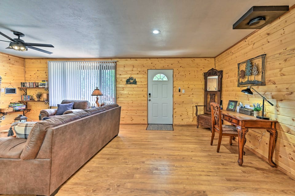 Peaceful Strawberry Cabin: Fire Pit & Hot Tub House in Strawberry