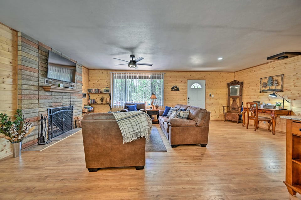Peaceful Strawberry Cabin: Fire Pit & Hot Tub House in Strawberry