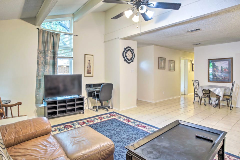 Family-Friendly Dallas Townhouse w/ Private Patio! Apartment in Dallas