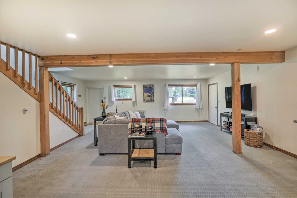 Upscale Bend Barn w/ Deck - Close to Trails! House in Oregon