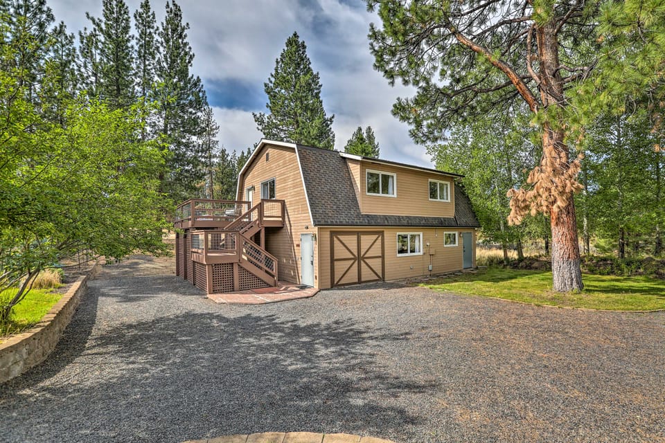 Upscale Bend Barn w/ Deck - Close to Trails! House in Oregon