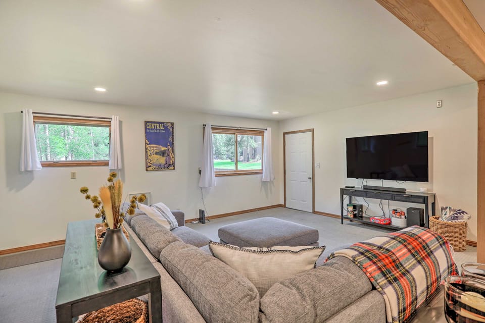 Upscale Bend Barn w/ Deck - Close to Trails! House in Oregon