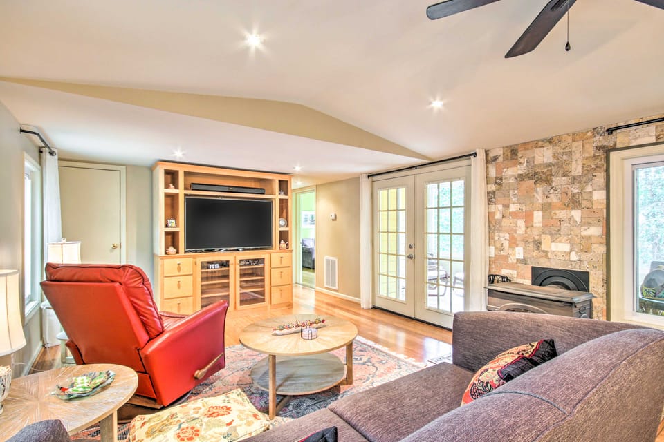 Cheery Swansea Home on Calmont Pond w/ Dock! House in South Carolina