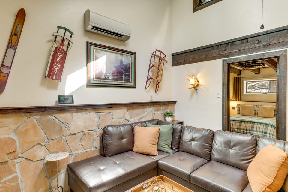 Woodsy Flagstaff Hideaway w/ Deck + Sunroom! House in Kachina Village