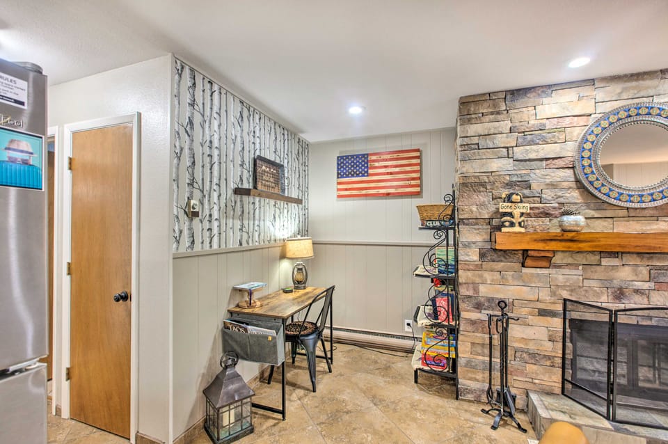 Main St Red River Ski Condo w/ Mountain View! Apartment in Red River