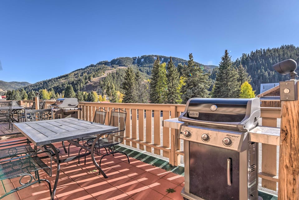 Main St Red River Ski Condo w/ Mountain View! Apartment in Red River