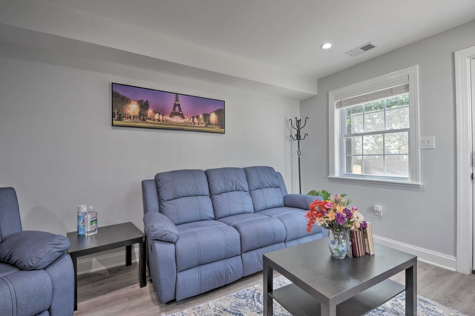 6 Mi to Ivy City: Guesthouse w/ Fire Pit in DC! House in District of Columbia