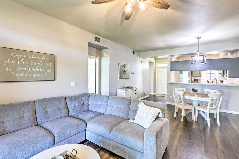 Golf Course Views & Pool Access: Glendale Condo! Apartment in Glendale