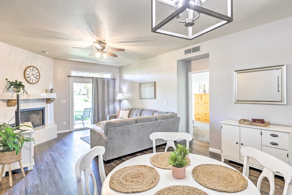 Golf Course Views & Pool Access: Glendale Condo! Apartment in Glendale