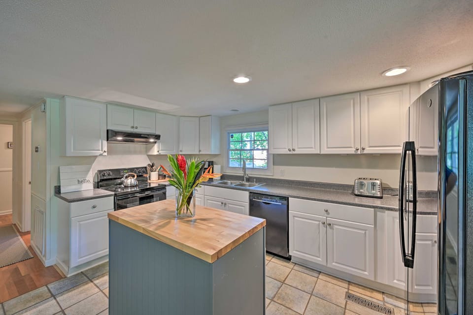 Chic House w/ Private Dock on Lake Hartwell! House in Lake Hartwell