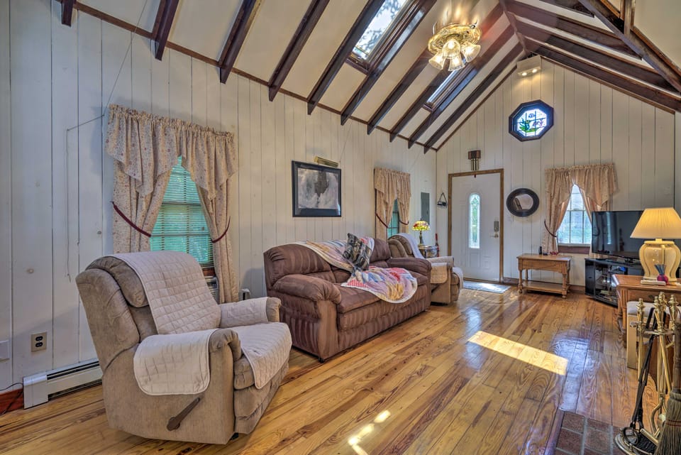 Dog-Friendly Waretown Home w/ Furnished Deck! House in Waretown