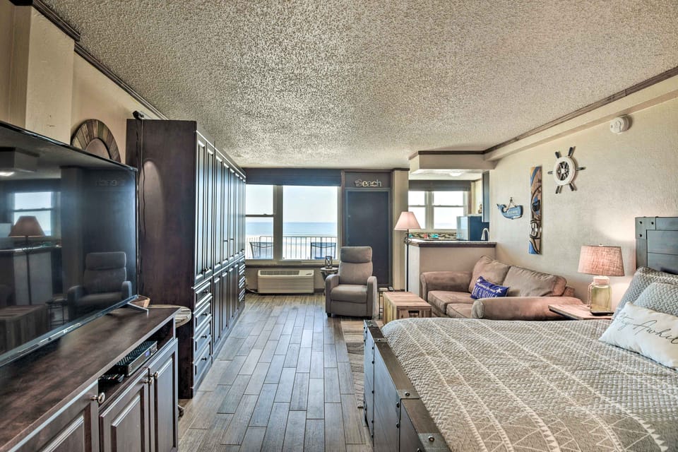 Oceanfront Daytona Beach Condo w/ New Pool! Apartment in Florida