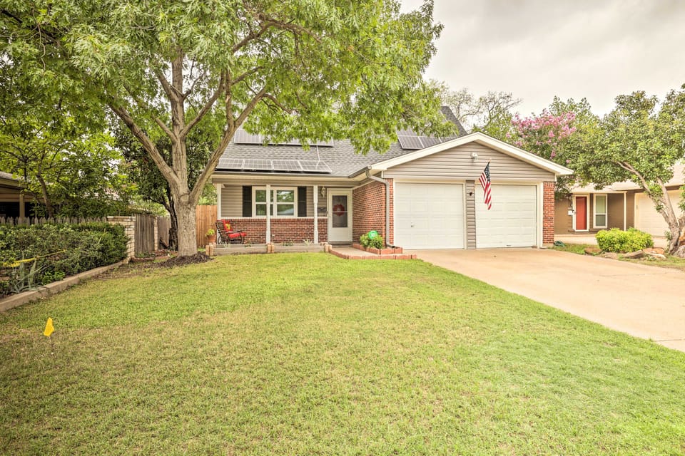 ~ 5 Mi to Dtwn Fort Worth: Retreat w/ Fire Pit House in Fort Worth