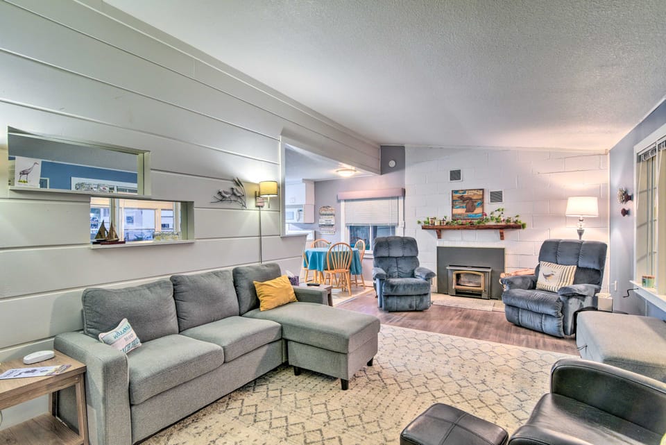 East Tawas Cabin w/ Lake Huron Access & Views House in Michigan