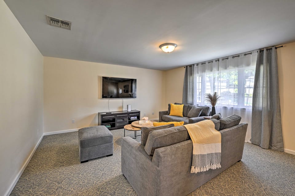 Glen Cove Home: Walk to Boardwalk + Dining! House in Long Island
