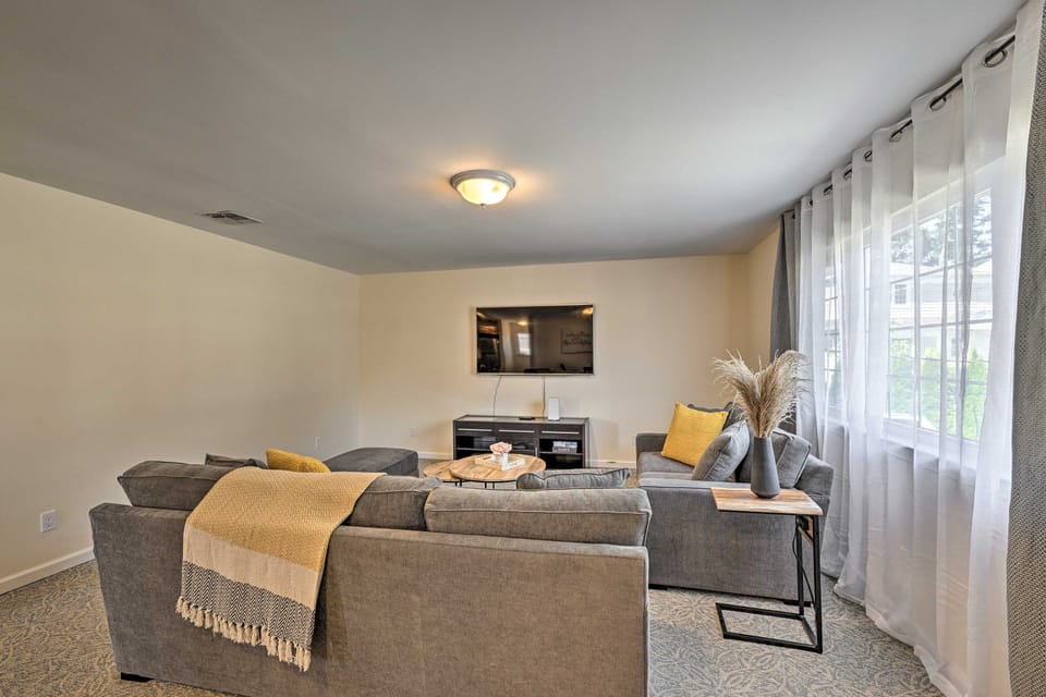 Glen Cove Home: Walk to Boardwalk + Dining! House in Long Island