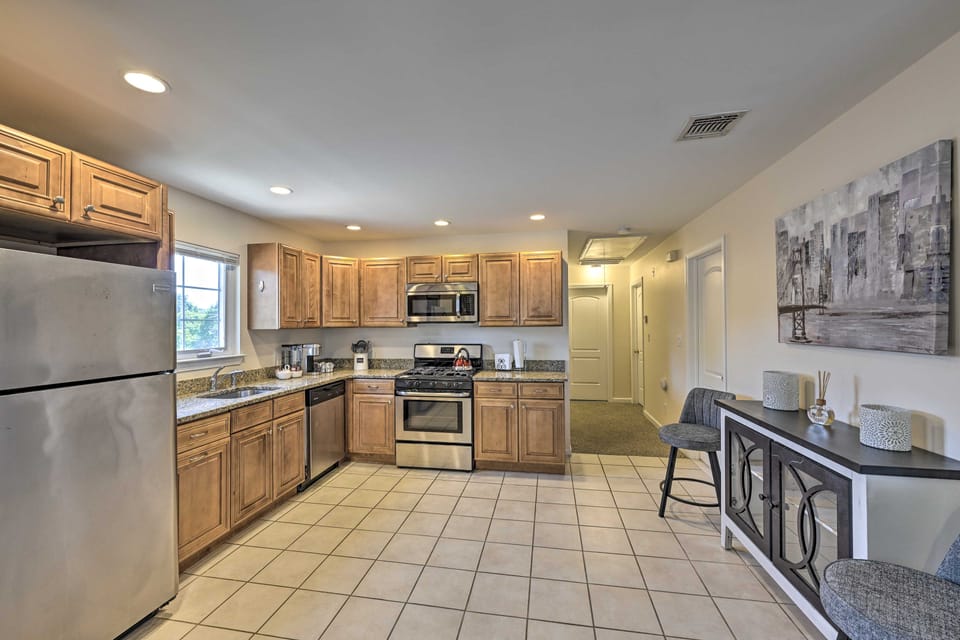 Glen Cove Home: Walk to Boardwalk + Dining! House in Long Island
