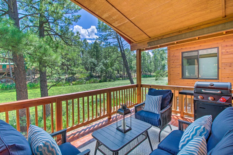 Cabin Getaway w/ Game Room Near Rainbow Lake! House in Pinetop-Lakeside