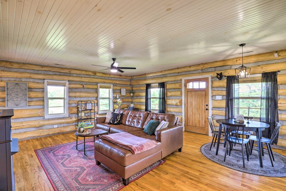 17 Mi to Appalachian Trail! Mtn Retreat w/ Views House in Buncombe County