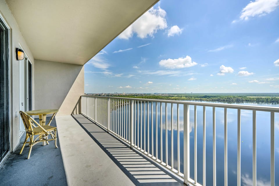 1 Mi to Disney: Condo w/ Water-View Balcony! Apartment in Orlando
