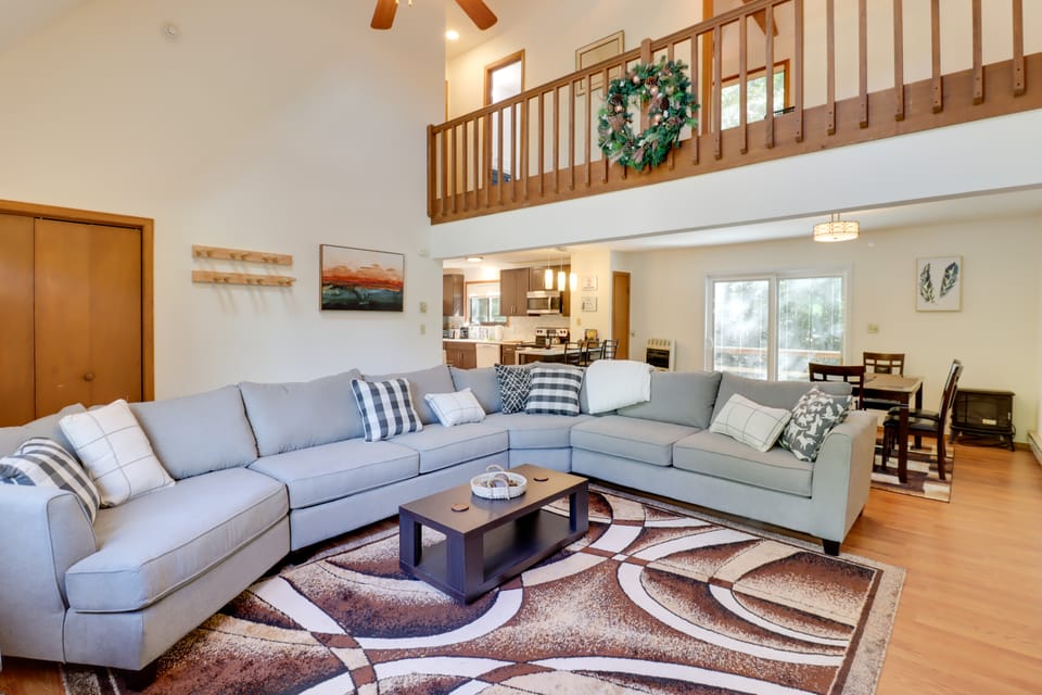 Poconos Cabin: Serene Deck, Fire Pit & Game Room House in Coolbaugh Township