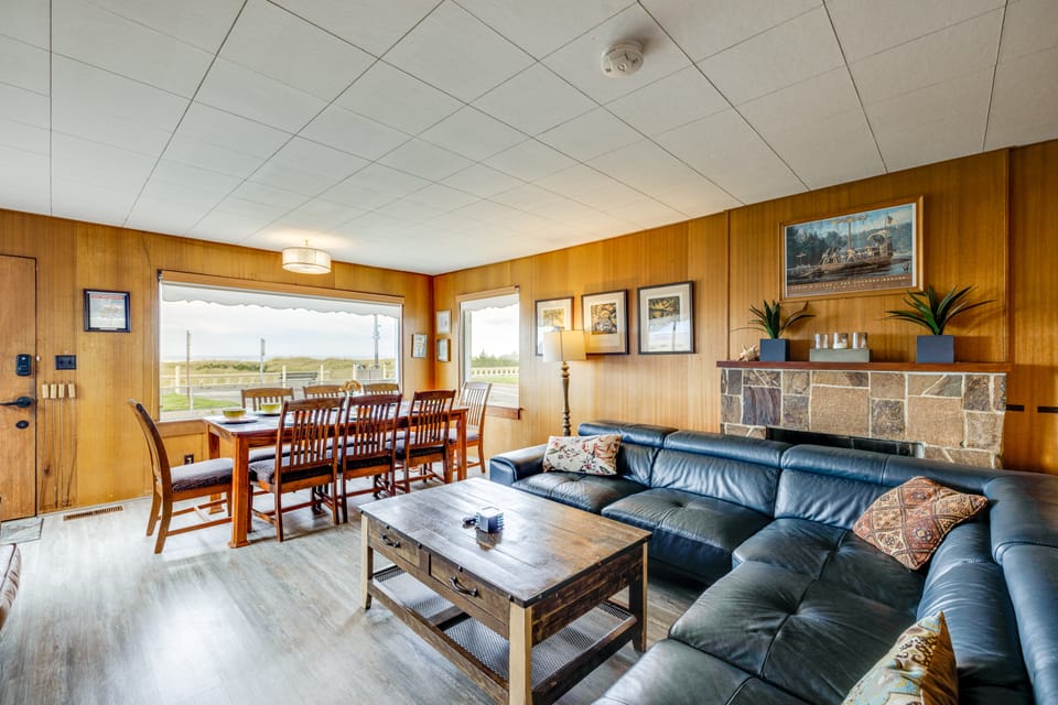 Beachfront Cottage on Seaside Promenade w/ Hot Tub Cottage in Seaside