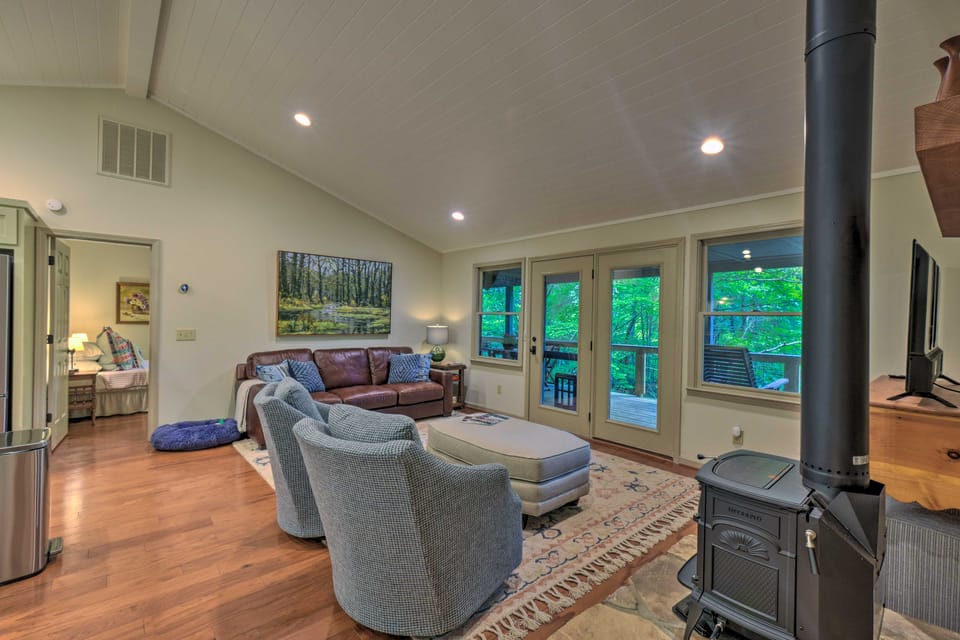 Cozy Clayton Cabin w/ Deck & Mountain Views! House in Georgia