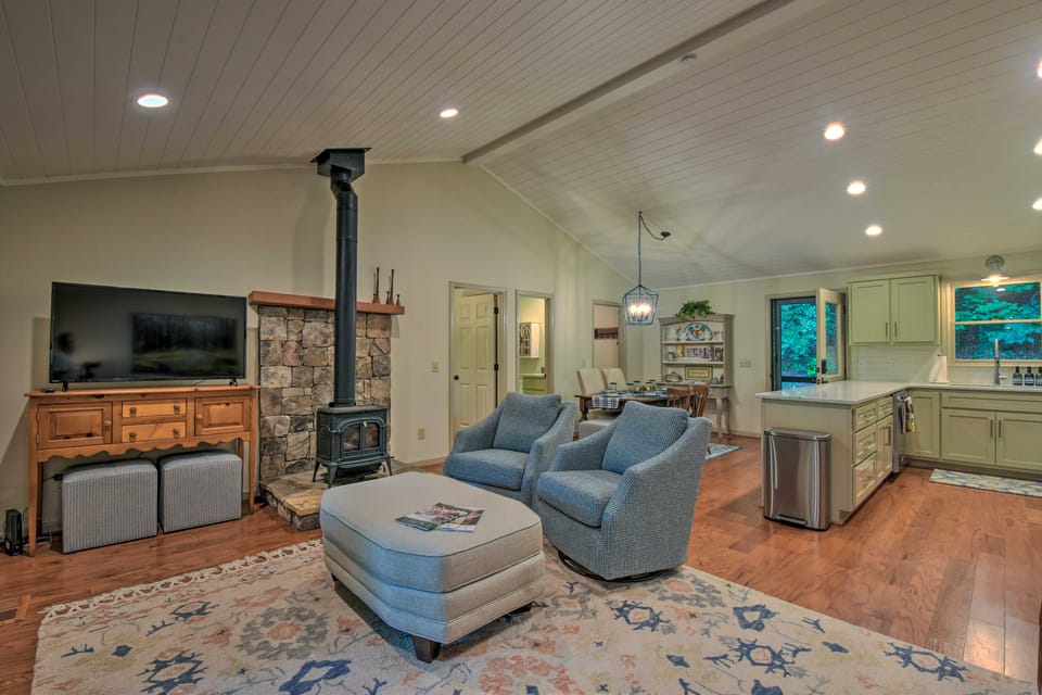 Cozy Clayton Cabin w/ Deck & Mountain Views! House in Georgia