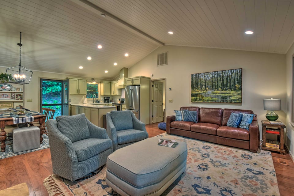 Cozy Clayton Cabin w/ Deck & Mountain Views! House in Georgia