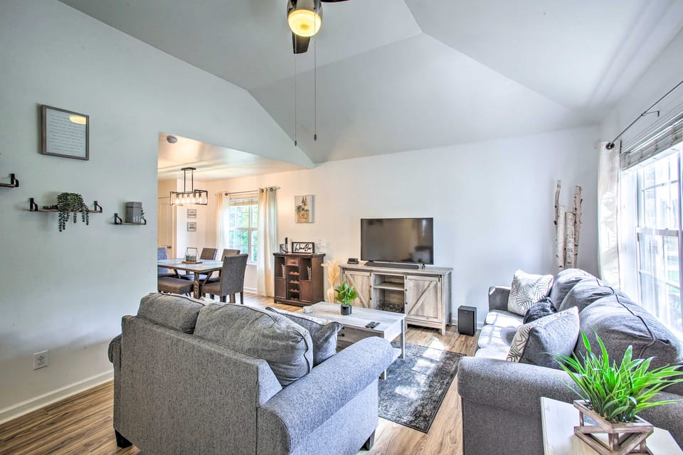 Charming Springfield Escape w/ Furnished Deck House in Tennessee