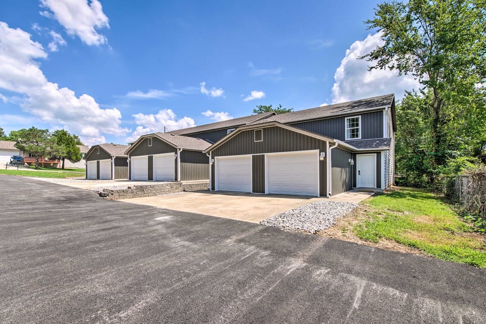 Airy Townhome: Close to Kayaking & Boating! Apartment in Kimberling City