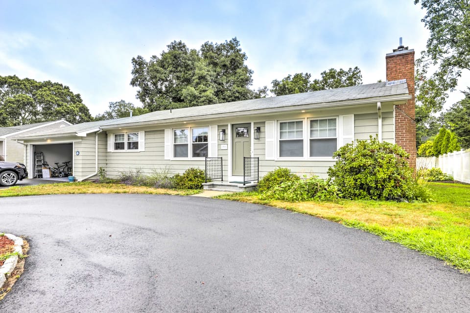 Charming Old Saybrook Cottage < 1 Mi to Beach Cottage in Old Saybrook