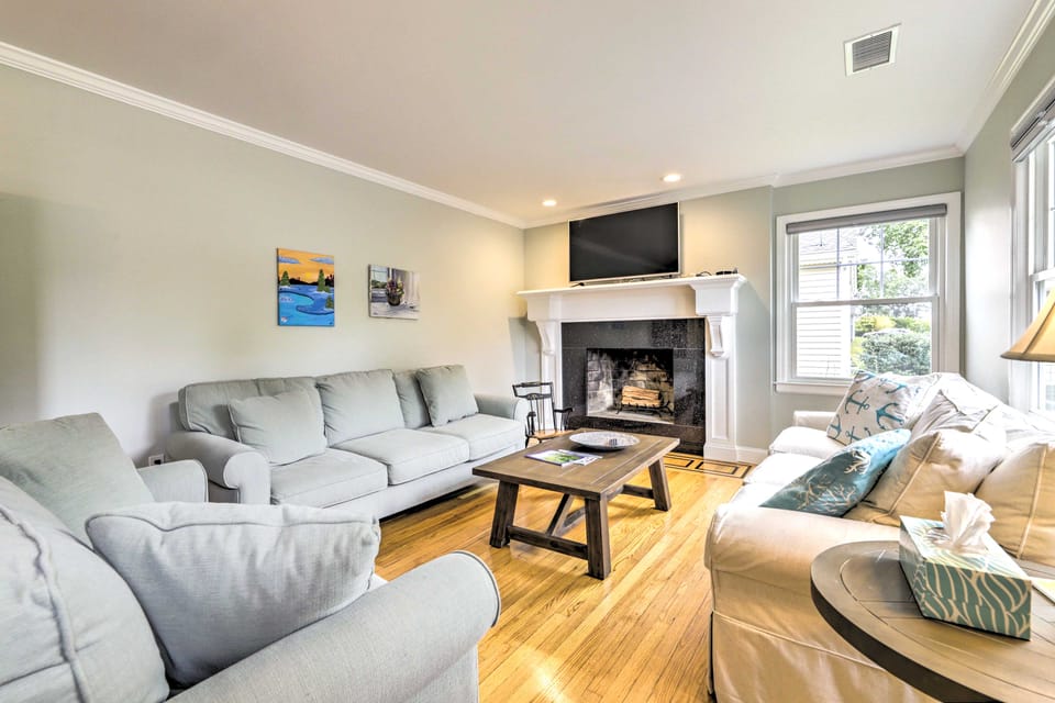 Charming Old Saybrook Cottage < 1 Mi to Beach Cottage in Old Saybrook