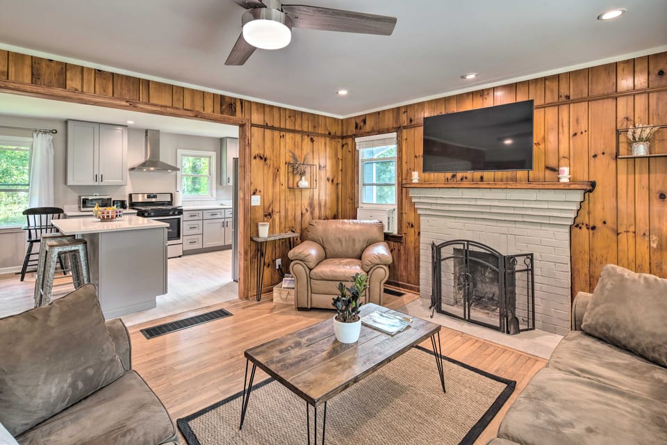 Cozy Arden Cottage, 2 Mi to Lake Julian Park! Cottage in Asheville