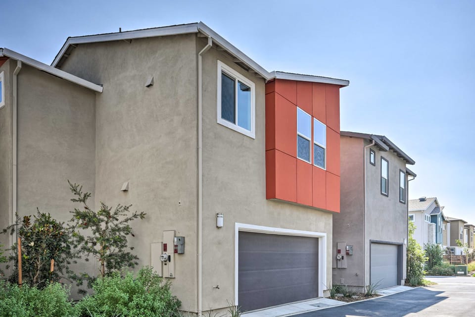 Pet-Friendly Elk Grove Retreat w/ Balcony! Apartment in Elk Grove