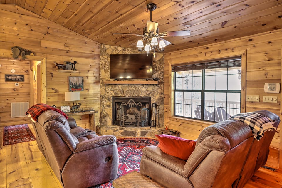 Cozy Cherry Log Cabin ~ 10 Mi to Mercier Orchards House in Georgia