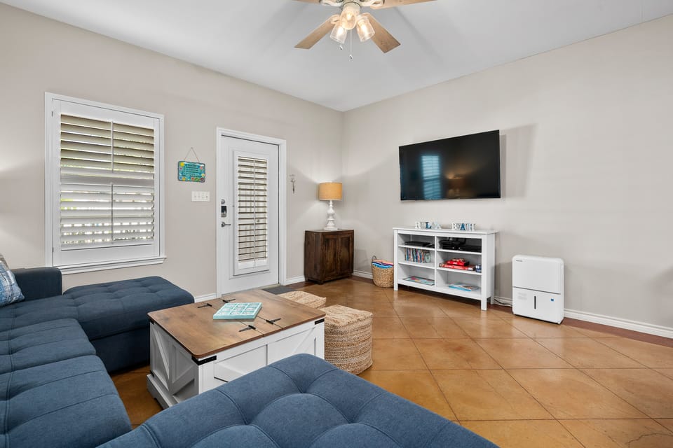 Sunny Townhome w/ Pool Access ~ 1 Mi to Beach Apartment in North Padre Island