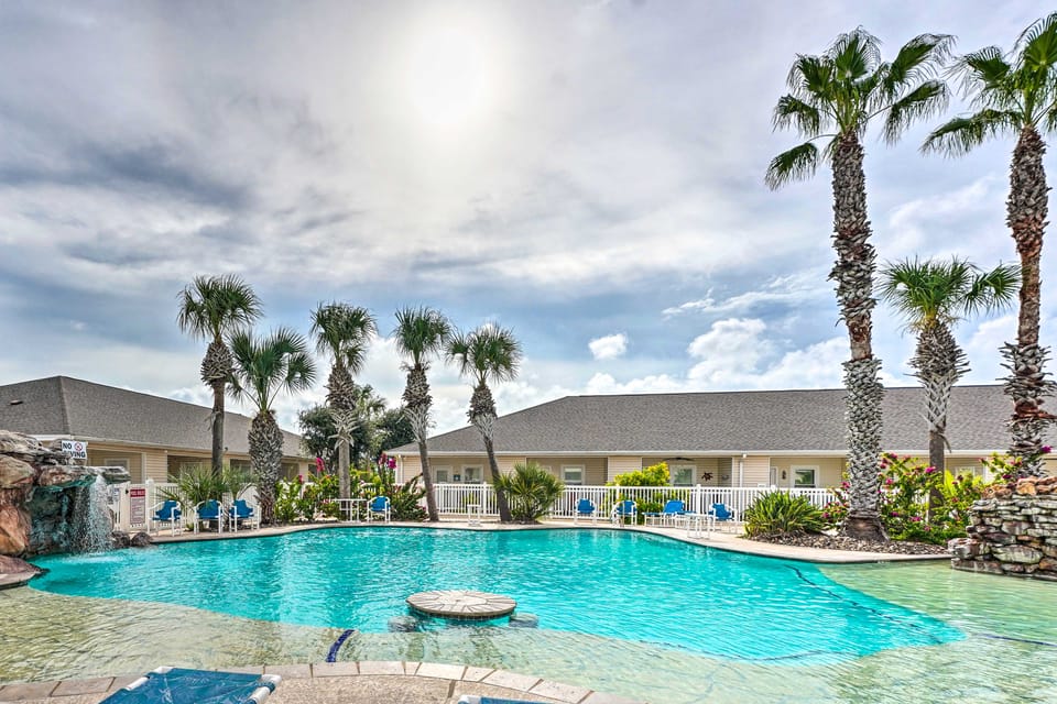 Sunny Townhome w/ Pool Access ~ 1 Mi to Beach Apartment in North Padre Island