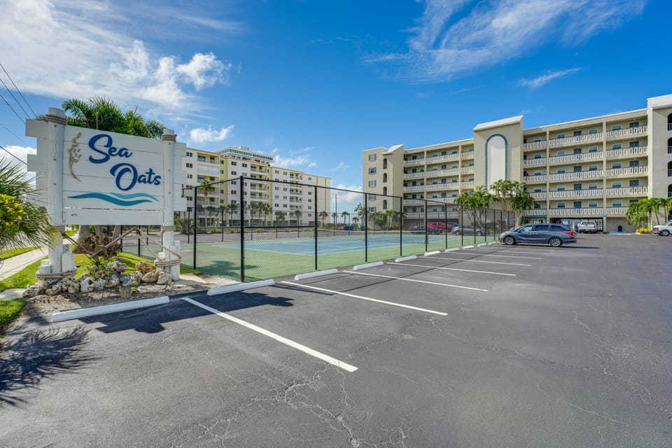 Beachfront Condo w/ Pool in Redington Shores Apartment in North Redington Beach