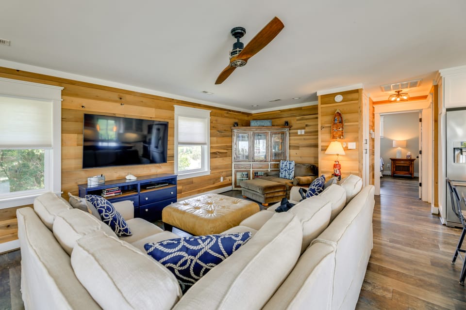 Steps to Beach: Bright Emerald Isle Retreat House in Emerald Isle