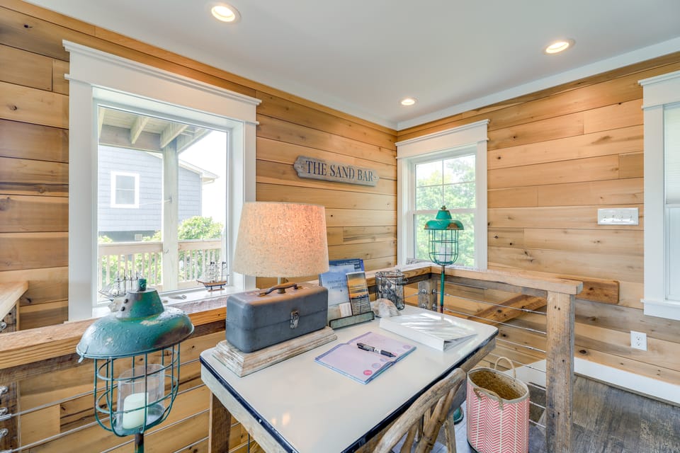 Steps to Beach: Bright Emerald Isle Retreat House in Emerald Isle