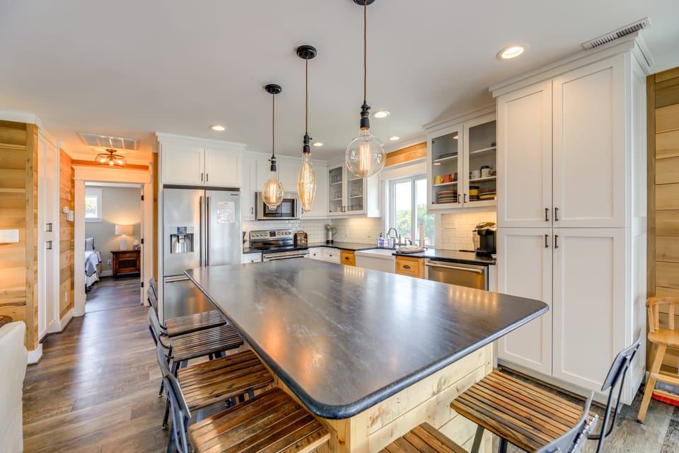 Steps to Beach: Bright Emerald Isle Retreat House in Emerald Isle