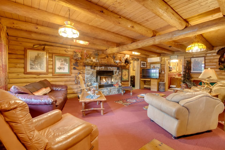 Handcrafted Log Cabin in Candor: Group Getaway! House in Pennsylvania