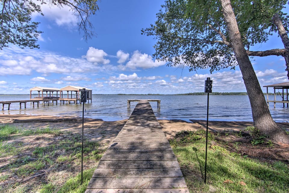 Luxe Lakehouse w/ Sunset Views on Lake Palestine! House in Tyler