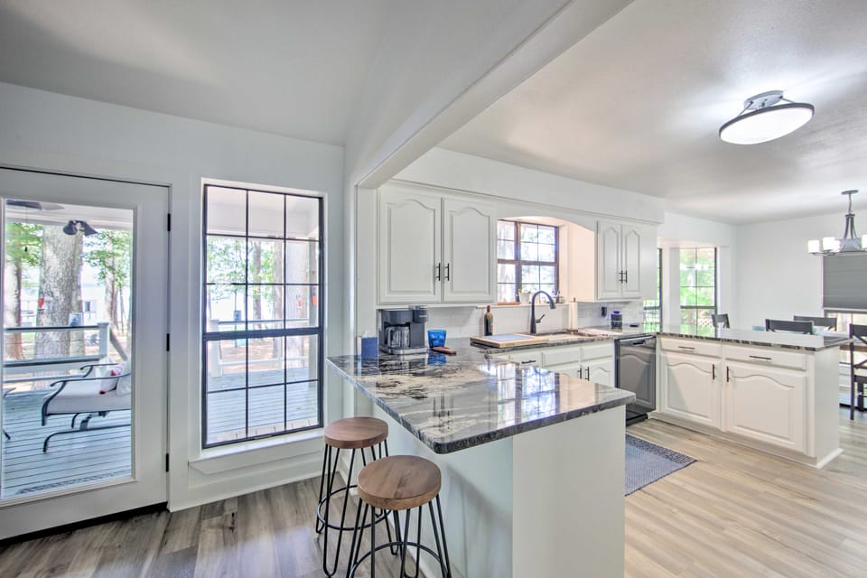 Luxe Lakehouse w/ Sunset Views on Lake Palestine! House in Tyler