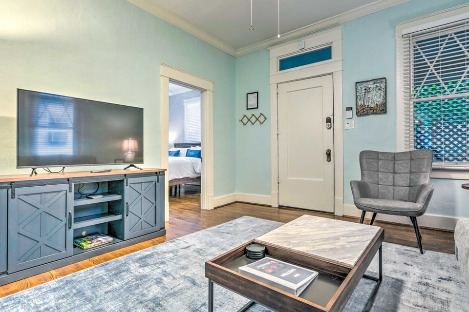 Colorful Cottage w/ Deck ~ 5 Mi to Downtown! Cottage in Little Rock